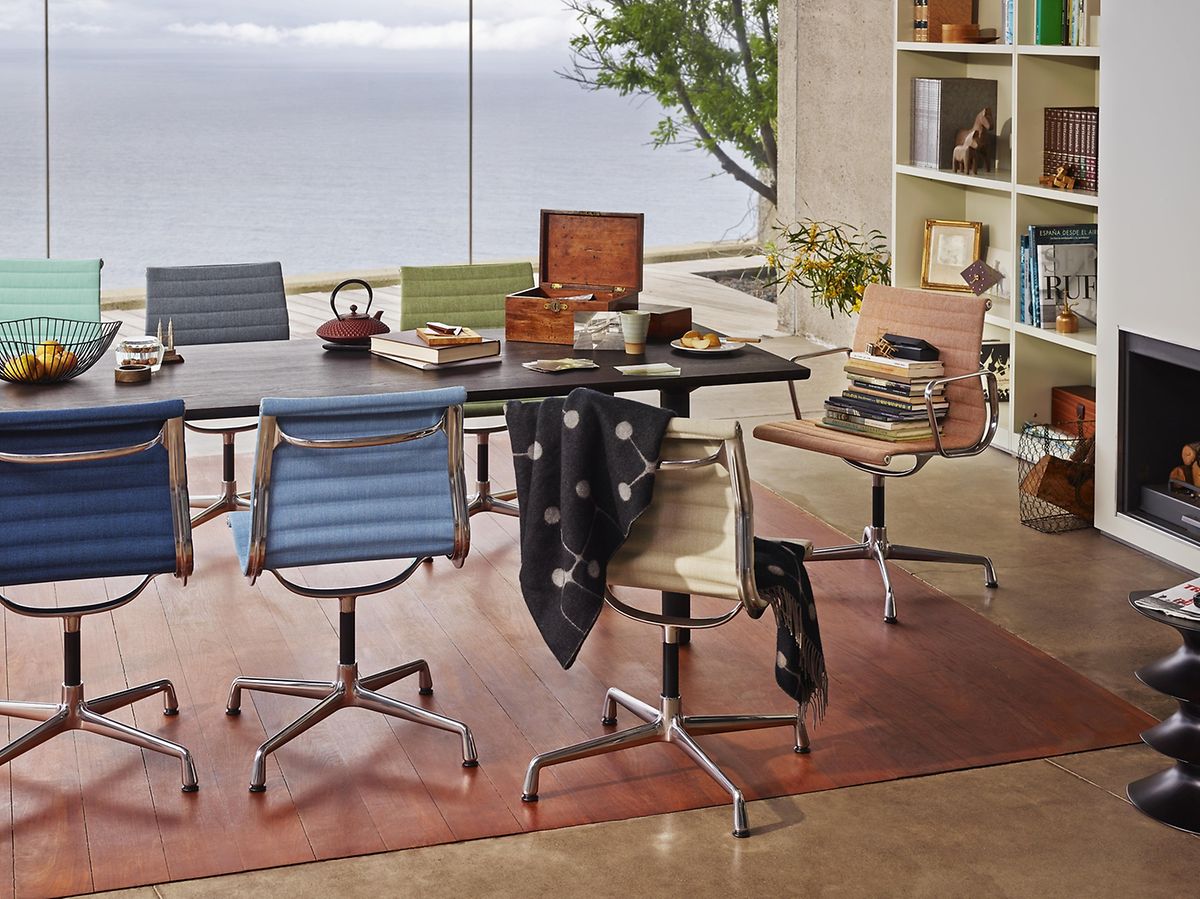 Der Arbeitsplatz wird am besten so ausgerichtet, dass der Blick frei schweifen kann. 