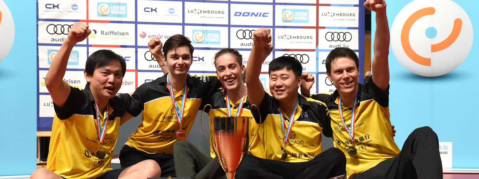 Das Howalder Team (v.l.n.r.) Xia Cheng, Tomas Koldas, Julien Sturmer, Xu Wang und Marc Dielissen feiern den Pokalsieg.