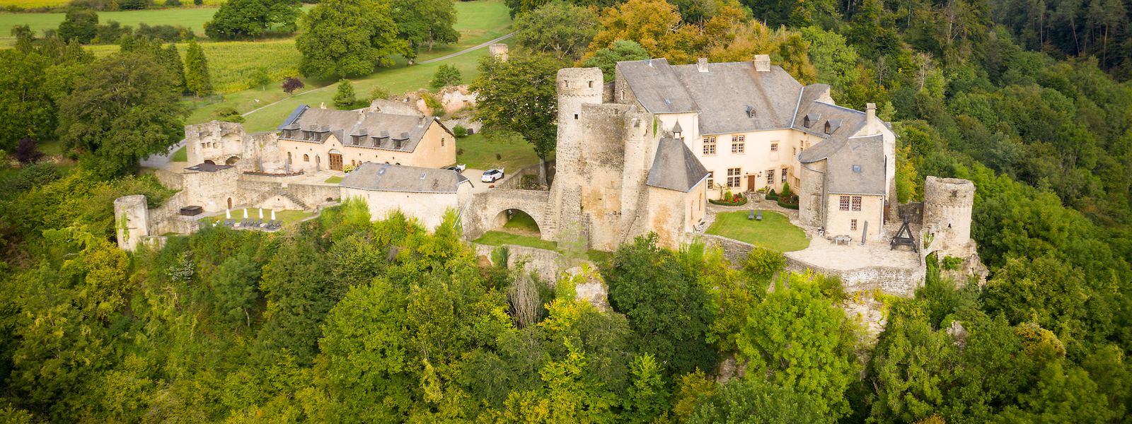 Viele Schlösser und Burgen in Luxemburg - hier das mittelalterliche Schloss Ansemburg - sind in Privatbesitz. 