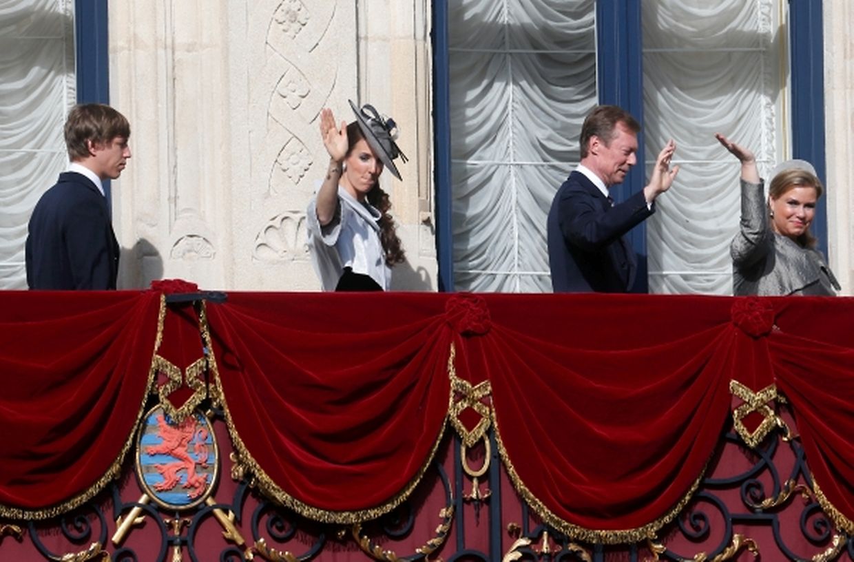 Prinz Louis, Prinzessin Tessy und das großherzogliche Paar verabschieden sich von den Zuschauern. 