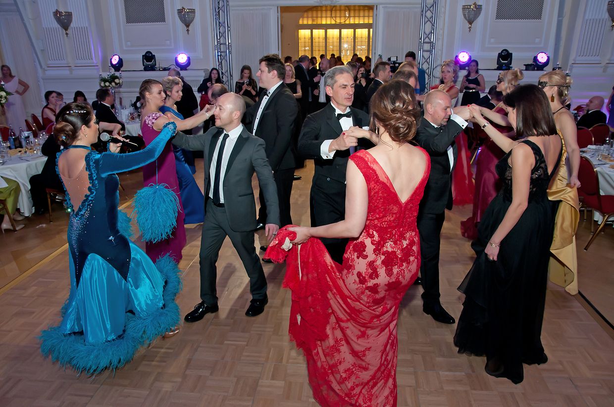 Einen live Tanzkursus  gab es an diesem Abend vom Tanzpaar Aliona Filko (links, blaues Kleid) und Carlo Ennio Stasi (Bildmitte).