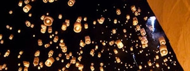 Les lanternes chinoises sont de petites montgolfières en papier qui s’élèvent dans le ciel grâce à la chaleur d’une bougie.