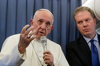 Le pape François s'adresse aux journalistes dans l'avion qui le ramène d'Irlande le 26 août 2018