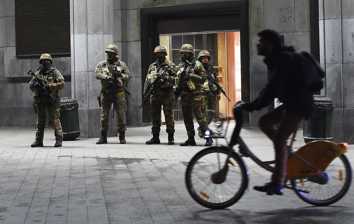 Soldaten und Radfahrer in Brüssel - weder U-Bahn noch Tram fahren, Schulen bleiben am Montag geschlossen. 