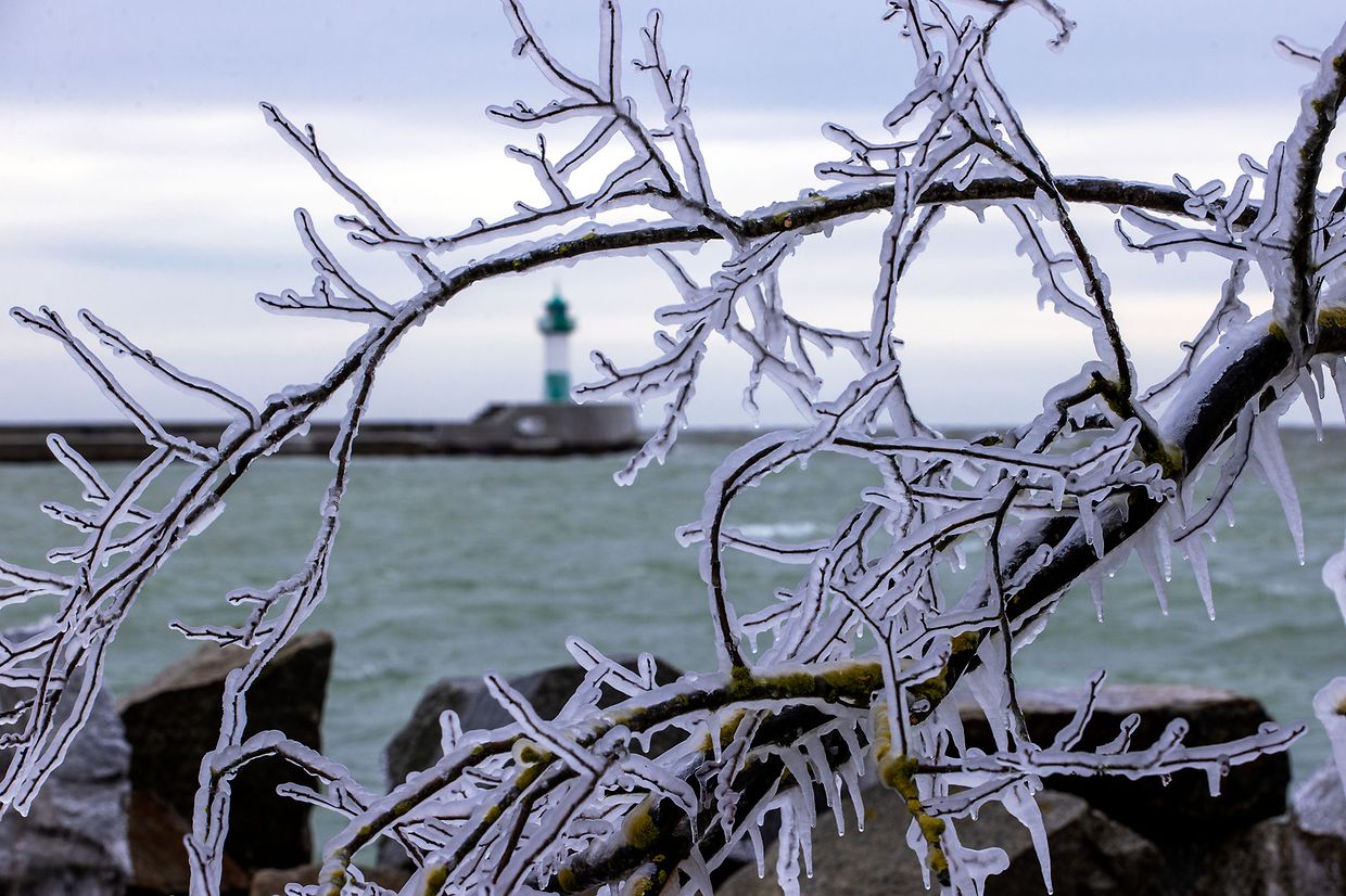 Das Winterwetter hat den Norden und die Mitte Deutschlands fest im Griff. Schnee und Eis sorgen für massive Verkehrsprobleme, manche haben aber auch ihren Spaß daran.